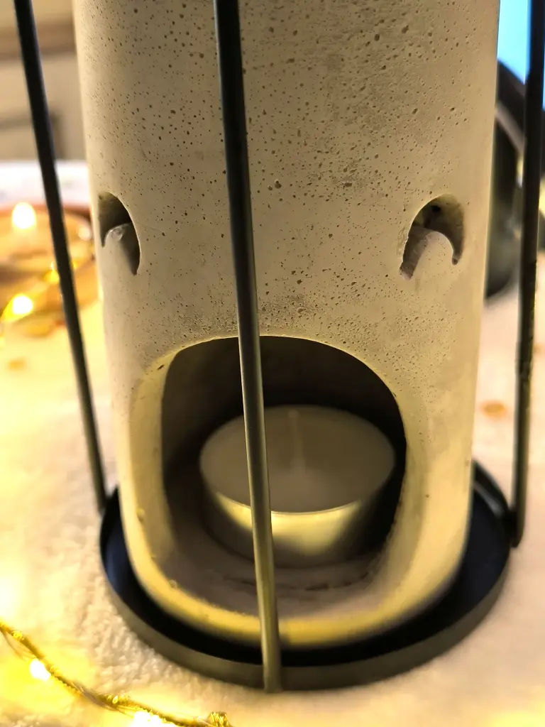 Brûle Parfum et Fondant Série Inspiration Tres – Bougeoir Photophore en Métal et Ciment – Brûleur Cires Parfumées, Senteurs et Huiles Essentielles vu de dos.webp